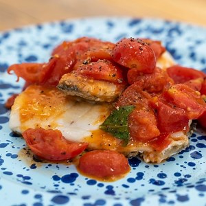 87K views · 623 reactions | Lasciate sfrigolare il branzino in padella fino a quando la pelle non sarà croccante, poi mettetevi comodi e godetevi questa ricetta semplice, ma deliziosa. Branzino all'acqua pazza tutto per voi! Ricetta completa: https://bit.ly/38ClKLA | Chef in Camicia | Facebook