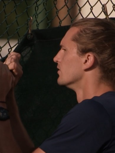 Alexander Zverev caught spying during his pre-tournament training 👀🕵️‍♀️ Surely the Roland-Garros champion is the one spied on not the opposite 🤣 ↳ Wimbledon. Starts 29 June. Every Match. Live & On Demand. Centre Court in 4K. #StanSportAU #Wimbledon