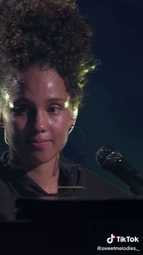 Alicia Keys 'Fallin'' Live Performance Highlights