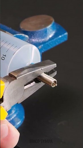 Fabriquer une pompe à carburant DIY avec une seringue | Astuce mécanique 🔧💉✨
