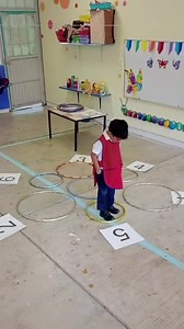 9.8K views · 267 reactions | JUEGO MATEMÁTICO: BRINCA EN LOS NÚMEROS 露✨ Se juega con aros y tarjetas de los números, el jugador se coloca en el aro central y únicamente se le va indicando a qué número debe de saltar. Luego se puede alternar; en vez de que el maestro sea el que de la indicación lo puede hacer otro niño. Estamos con actividades DIAGNÓSTICAS y éste juego ayudó mucho para saber que números ya conocen y cuáles todavía no  | El Maestro Jose | Facebook