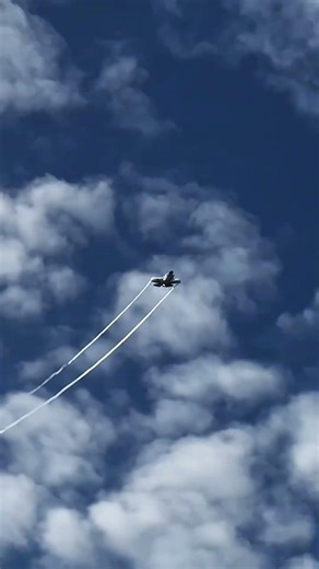 “F-22 Raptor in Action – America’s Most Powerful Stealth Fighter Jet 🇺🇸” #f14tomcat #airpowerusa