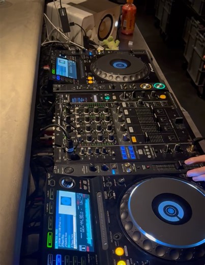 BOMI on Instagram: "もうみんな家族みたいな存在🧑‍🧑‍🧒 2025も最高でした！！マイさんありがとうございました🙇‍♂️"