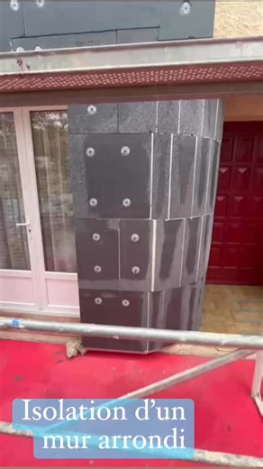 🔷 Isolation de façade en cours – Estagel (66) Nous intervenons actuellement sur un chantier d’isolation thermique par l’extérieur en polystyrène, offrant au bâtiment un meilleur confort et une performance énergétique durable. 🛠 Particularité du projet : La façade présente une forme arrondie, rendant l’intervention plus complexe. Nos équipes mobilisent tout leur savoir-faire pour adapter la mise en œuvre et garantir un résultat parfaitement continu, esthétique et performant. ✅ Amélioration du c