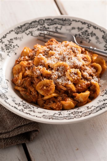 Sabato = sugo... di costine 😎🍅🍖🍴 Ce lo prepara il nostro @Daniele rossi chef La ricetta completa è qui 👉 https://ricette.giallozafferano.it/Orecchiette-al-sugo-di-costine.html | Giallozafferano