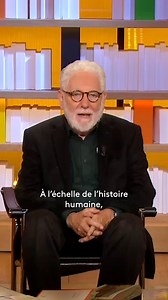 👉Le droit dans les yeux, qui conclut traditionnellement notre émission, a été pensé comme une séquence permettant aux écrivains de s'emparer du monde, comme ici, en novembre dernier lorsque Philippe Descola, figure incontournable de l’anthropologie, nous alertait sur "la catastrophe à venir" à travers un texte puissant. . 📺(Re)voir l'émission en intégralité sur France tv : https://bit.ly/3AN3fG2 | La Grande Librairie