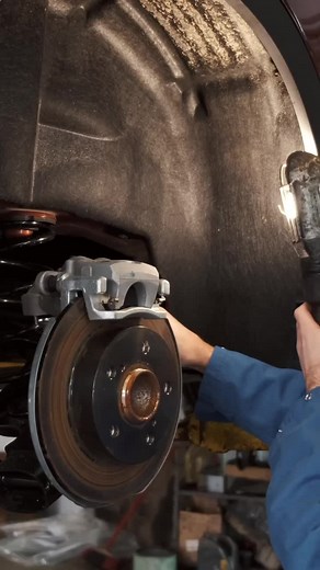 how to understand when your shock absorber has to be changed If you notice that your car or truck is bouncing excessively, or if it feels unstable or drifts during turns, it may be a sign that your shock absorbers need to be changed. Other signs can include uneven tire wear, a noisy suspension, or harsh ride quality. It's important to have your shock absorbers inspected regularly by a mechanic, especially if you're experiencing any of these symptoms. With proper maintenance, your shock absorbers