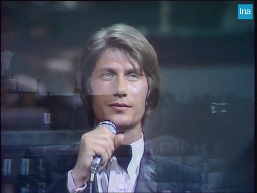 🎶 PARIS 🎶 « Les camions sont pleins de lait, les balayeurs sont pleins de balais, il est cinq heures, Paris...s'éveille. » 1970, le tout jeune Jacques Dutronc interprète un de ses succès " Il est cinq heures, Paris s'éveille ". On le retrouve ensuite en 1984 avec " Merde in France ". | INA