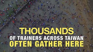 Watch the massive crowd of Pokemon-Go players chase a rare Lapras. It's insane. | Tech in Asia