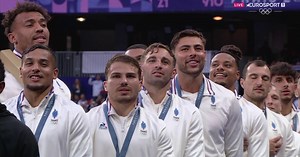 Les frissons, les sourires et la fierté : la 1re Marseillaise en l'honneur des Bleus en vidéo