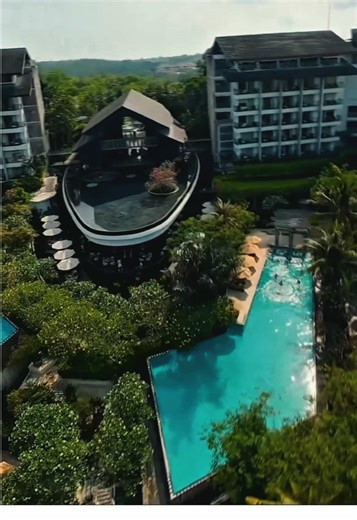 🌿✨ Lush tropical gardens, expansive pools, and contemporary elegance set within the iconic Ayana estate — RIMBA by AYANA Bali offers a vibrant yet refined retreat where nature, luxury, and coastal serenity blend beautifully. 📍RIMBA by AYANA Bali #RimbaByAyana #AyanaBali #LuxuryResortBali #JimbaranStay #tropicalescape
