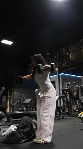 watching the muscles work >> @YOUNGLA code: RAAHAVY to save 💸💸 ad #lateralraises #pushday #arms #fitness #tamil