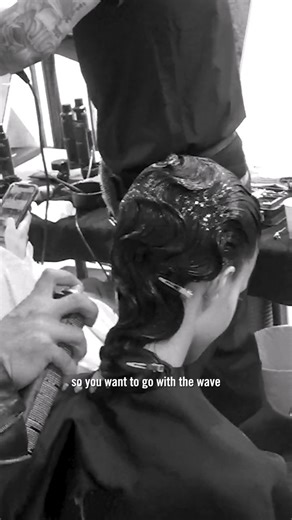 Hair Mastery on Instagram: "Wet hair. Gel applied section by section. Speed matters. Timing is everything. Squash the hair through the head. Overdirect at the start. Pinch the curve with your fingers. Go inside the wave, then to the opposite direction. Connect the wave across the side. Flexible hairspray follows. Follow the wave, never against it. Break it up. Let it breathe. This is how waves move with life. Not rigid. Not forced. Flowing, responsive, alive. 📌 Save this if you want your textur