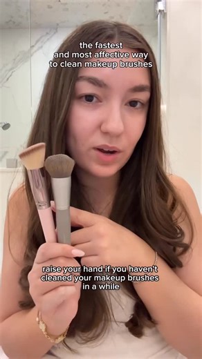 sofia | toronto lifestyle & beauty creator on Instagram: "clean my makeup brushes with me 🫧✨ if you’re still washing your brushes with soap + water… this is your sign to upgrade. i’m obsessed with this brush cleaner, it’s what actual pro makeup artists use backstage, on set, and between clients 👀 why it’s THAT product: 🖤 instantly removes makeup, oils + bacteria 🖤 dries in seconds (no damp brushes!!!) 🖤 gentle on bristles + keeps brushes fluffy 🖤 p