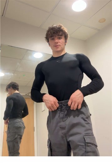 i ❤️ compression shirts #gym #gymtok #posing #compressionshirt