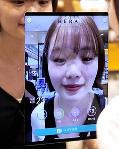 Make-up im Laden testen - vor Corona war das noch völlig normal. Dieser Augmented-Reality-Spiegel zeigt, wie die Zukunft des Einkaufens aussehen könnte. 🤖💄 | Kapaw