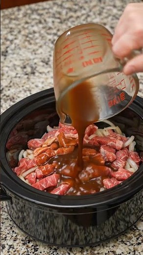 Slow Cooker Savory Beef and Onions 🥩🧅