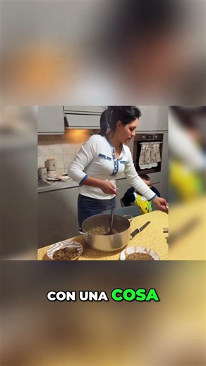 Emanuele doesn't want to eat without his glasses: dinner with the family! #shorts