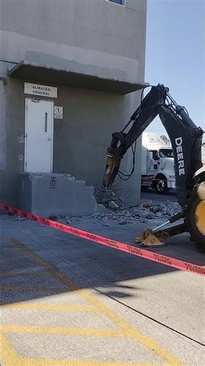 Retro excavadora con martillo demoliendo #johndeere #obra #construction