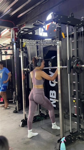 Split Machine Elevated Reverse Lunges for Glutes🍑 🔥 ✔️Reverse movement: Stepping back (instead of forward) places less stress on the knees and shifts more tension to the glutes and hamstrings. ✔️Elevation: Having your front or back foot elevated increases the range of motion, making your glutes work harder to stabilize and push through the movement. ✔️Machine support: The split squat or Smith machine provides balance, so you can focus more on engaging your glutes and maintaining proper form. #