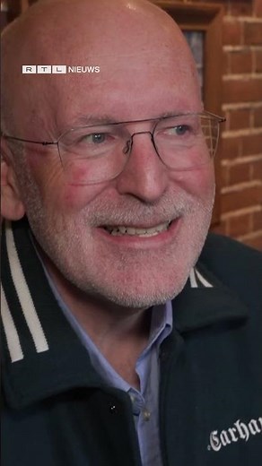 Timmermans belaagd op terras tijdens interview | RTL Nieuws