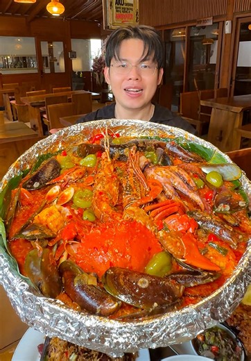 Seafood Cabe Gendot Pertama di Dunia !! Ada Rahang Tuna Sambel Iloni Khas Gorontalo dan Nasi Goreng Sei Sapi, Sei Sapinya asli impor dari NTT ! Cocok buat makan bareng2 karena buka 24 jam, ada VIP Room nya dan tempatnya juga luas ! Teras Koering 📍Ampera Garden Festival, Jl. Ampera Raya no 119, Jakarta Selatan Reservasi by Wa: 62 811-8899-719 #teraskoering #kulinerjaksel #hendryjonathan