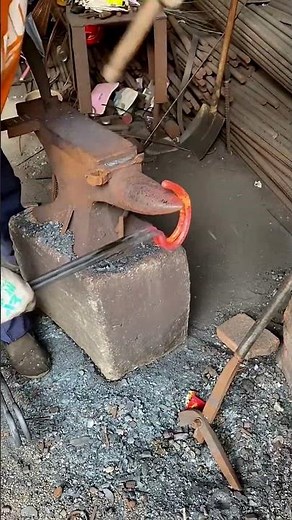 Round tongs handle forging process- Good tools and machinery make work easy