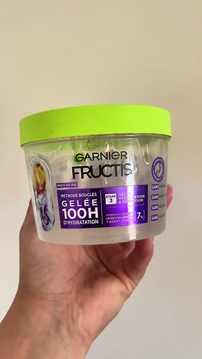 Routine cheveux bouclés Garnier : hydratation et boucles
