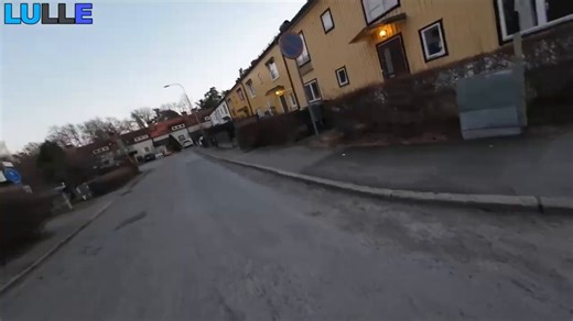 Lisa Röstlund är anställd på landets största tidning, Aftonbladet. Där granskar hon så kallad ”högerextremism”. Hon föreläser även om hur man ska bekämpa våldsbejakande extremism.Problemet är bara att hon själv är gift med Johan Apel Röstlund, reporter på det syndikalistiska propagandaorganet Arbetaren och DJ som har uppträtt på dom båda vänsterextrema lokalerna Kafé 44 och Cyklopen.