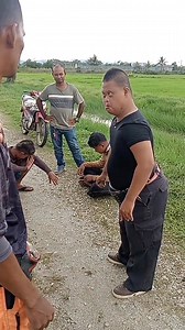 Selagi xbowok dio naik bot selagi tu lah dk main laguni..pyoh doh nk pulih smula ni..😭😭😭 #pakkpuhh #teamjoema | Ngoh 8kotak Official