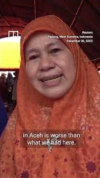 Indonesian women prepare food for Sumatra floods victims