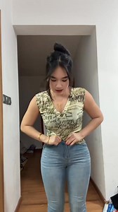 Light blue skinny jeans, slightly stretchy, true color, good fit, and looks great. | Everlyn CL