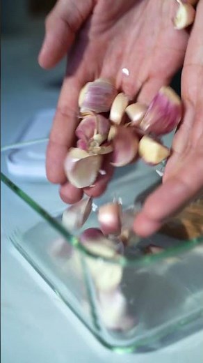 Kitchen hack – easy garlic peeling