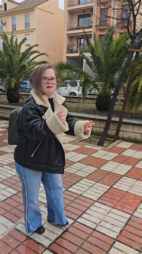 Al mal tiempo buena cara 😂 💙💛 #humor #risas #macarena #viral | Humor Funny Video