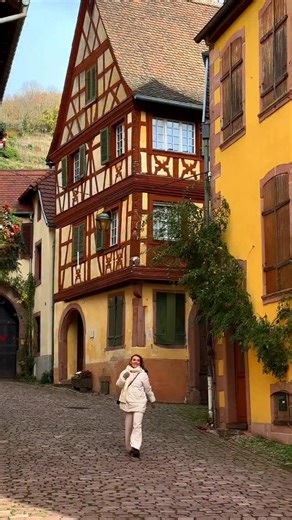 Clara B Martin | Family Travel on Instagram: "🎄 Pueblos y fechas de los mercadillos en Alsacia ⬇️ ✨Estos son los pueblos más bonitos que no te puedes perder y las fechas de sus mercadillos navideños en 2025: 🔒 Guárdatelo! ✨ Estrasburgo — Mercadillos del 26 nov – 24 dic 2025. Es la Capital de la Navidad, con plazas históricas y un 🎄 gigante que se ilumina cada día. ✨ Colmar — Mercadillos del 25 nov – 29 dic 2025. «La Pequeña Venecia»: canales, casitas de colores y un ambiente de cuento. ✨ Egui