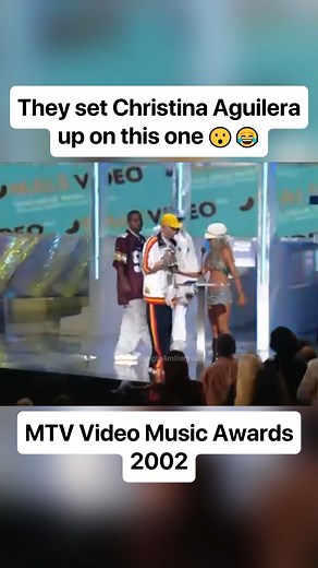 ɴᴏꜱᴛᴀʟɢɪᴀ4ᴍɪʟʟᴇɴɴɪᴀʟꜱ | Nostalgic Content for Millennials on Instagram: "They knew what they were doing 😂😭 Back at the 2002 MTV Video Music Awards, Christina Aguilera found herself in one of the most awkward moments in VMA history 😬 - presenting the award for Best Male Video to none other than Eminem. Their beef went back a couple of years. Christina had once joked on MTV about Eminem being married to Kim (even though he wasn’t) and called out the graphic nature of his lyrics. Eminem fired ba