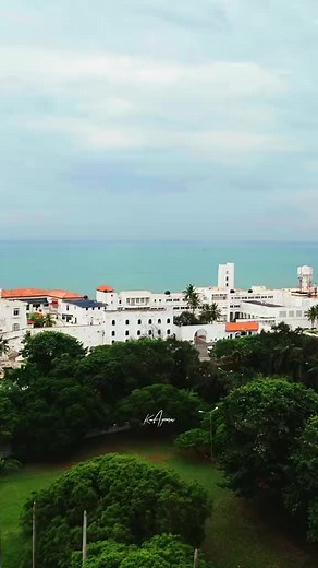 The Osu Castle, also known as Fort Christainsborg, is the only castle you can find in the capital and has a little charm thanks to a fascinating historical background, nice renovations, and knowledgeable tour guides. 2 The castle was named after King Christian IV of Denmark, and was originally called Fort Christiansborg. It was built on the site of a lodge that was erected by the Swedish African Company in the 17th century. The castle was passed on to many different owners over the years, includ