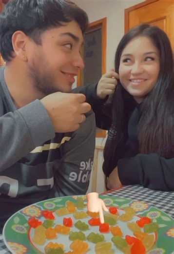 El jueguito de la gomita envenenada ☠️😂#purasrisas🤣🤣 #gomitachallenge #juegosenpareja #sigannosentiktok #gomitaenvenenada