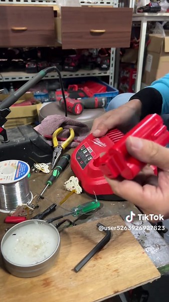 怎麼快速換M12保護板！ #電動工具 #維修電池 #DIY #米沃奇 #美沃奇 #milwaukee