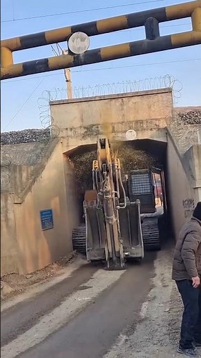 Excavator Rips Hydraulic Hoses Oil Burst Everywhere