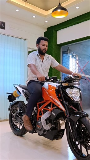 Duke 125 Orange Color: Impressive KTM Motorcycle in Action!