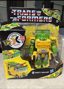 Transformers Collaborative Teenage Mutant Ninja Turtles x Transformers Party Wallop In-Package Images