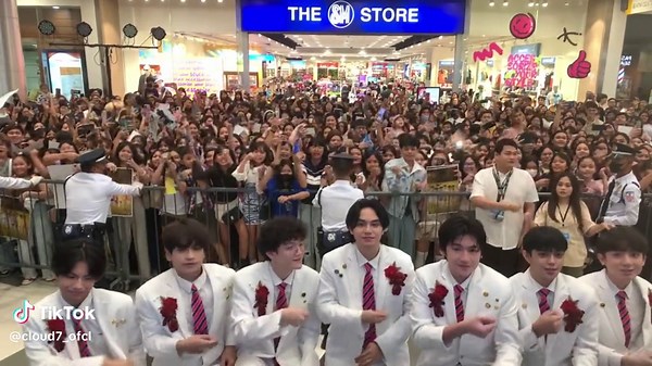 Cloud 7 sa SM City San Mateo: Tinatangkilik na Rainbow