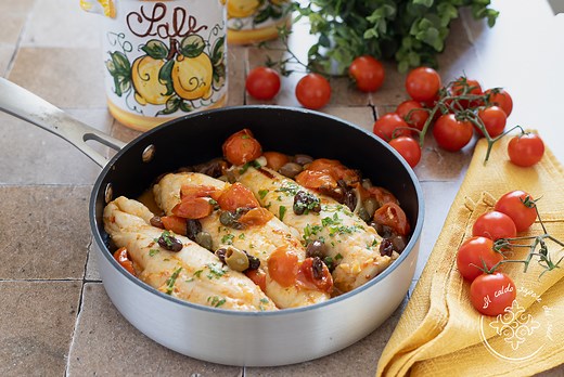 Merluzzo alla mediterranea con olive e pomodorini, la ricetta veloce, facile e gustosa per cucinare i filetti di merluzzo surgelati