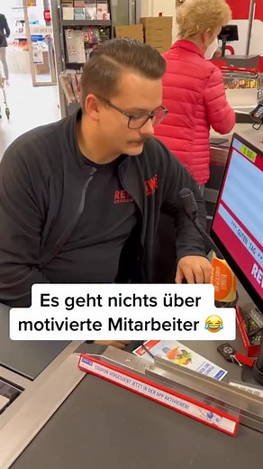 Das Video ist aus 2022🥳🤩 Damals: 3 Kassen. Heute 7 Kassen ➡️ 4 SB-Kassen 2 normale 1 Abholkasse Mehr Tempo, weniger Schlange – wir hoffen, du merkst den Unterschied! ⚡ An der Motivation hat sich nichts geändert. Dein REWE Team Herröder | REWE Markt Herröder OHG