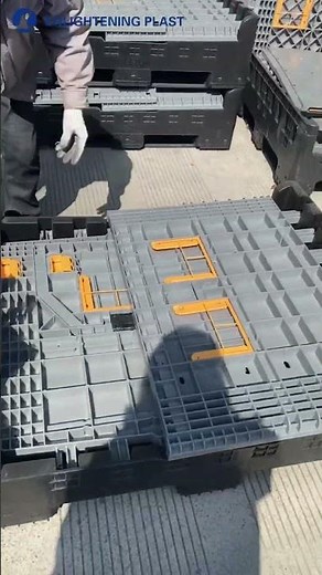 Collapsible plastic bulk containers