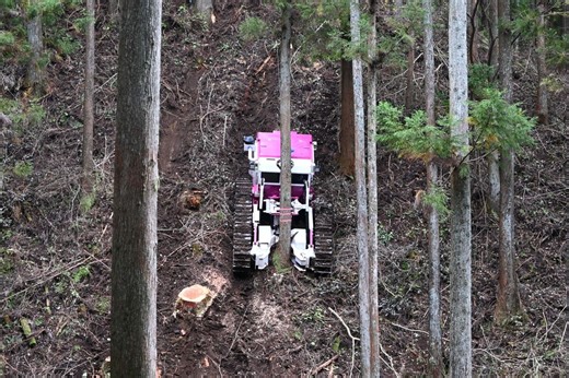 遠隔で木を伐採、搬送「ラジコン式伐倒作業車」で実演　スマート林業推進へ、栃木県が那須で研修会｜下野新聞デジタル