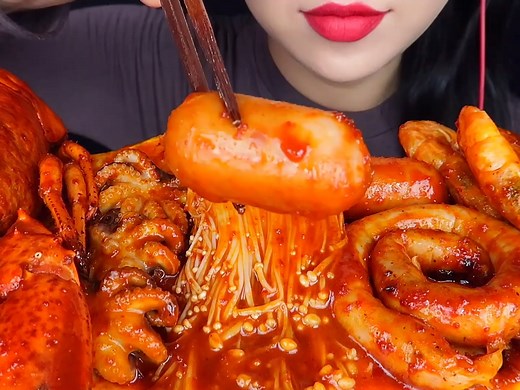 Mukbang spicy seafood boil (Yt:Hongyu ASMR) #hongyuasmr #spicyseafood #seafood #mukbangseafood #seafoodboil #spicyfood #sausage #mushroom #enokimushroom #spicymushroom #asmrfood #fyp #mukbangvideo #mukbangasmr #mukbangeatingshow
