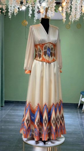 Sindor Toshkanboyev on Instagram: "Shu adrasdan aynan bizning modalar uyimiz uchun 200 metrga yaqin ishlab chiqarilgan edi va bu shu adrasning so’ngi libosi aynan shu modelni shaxsan o’zim judayam yaxshi ko’raman va ilk nusxasini Amerika Qo’shma Shtatlari New York shahriga dostavka qilgandik! Sizgayam yoqtimi?"