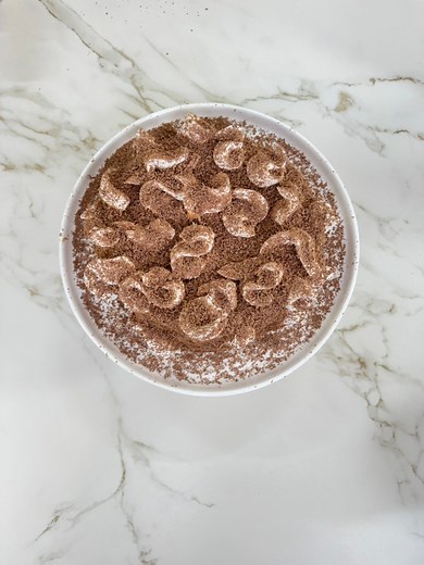 Si el antojo tuviera nombre, sería este pastel de Príncipe Alberto. 🍫✨ Chocolate intenso, textura perfecta y horneado justo en su punto con mi Horno mabe 🤩 | Paulina Abascal